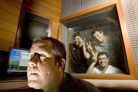 À frente, Alan Rapp, diretor do "Pânico na TV"; atrás, os humoristas Daniel Zukerman, Emílio Surita e Evandro Santo, num dos estúdios em que trabalham