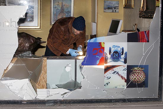 Policiais investigam o local aps roubo da litografia "Histria", do pintor noruegus Edvard Munch