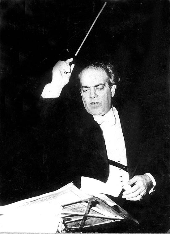 O maestro Heitor Villa-Lobos (1887-1959), o mais importante compositor brasileiro de msica erudita