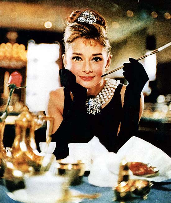 A atriz norte-americana Audrey Hepburn posa como Holly Golightly, sua personagem do filme 'Bonequinha de Luxo