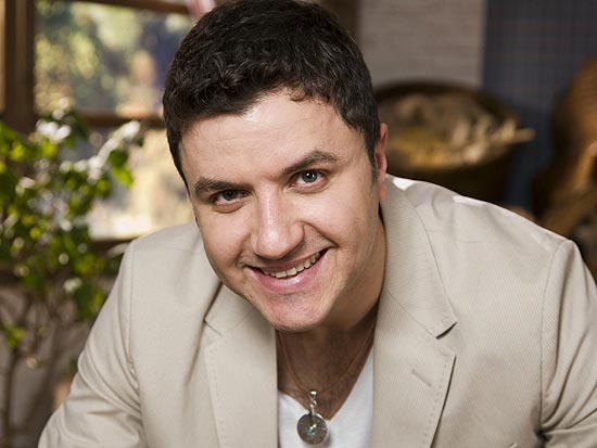 O cantor Maurício Manieri apresenta repertório romântico em show no shopping Granja Vianna, nesta sexta-feira