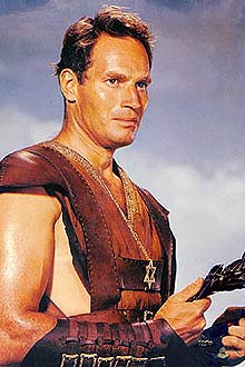 Charlton Heston como "Ben-Hur", filme vencedor de 11 Oscars