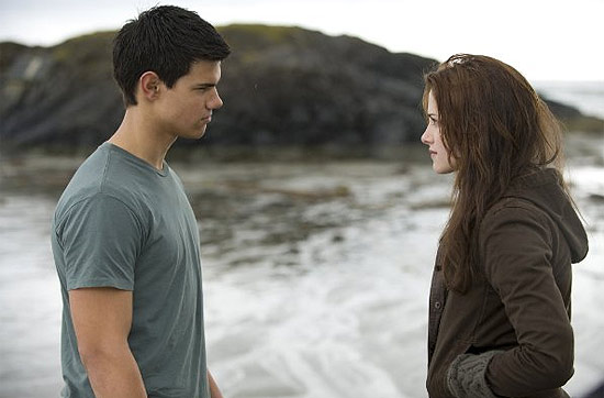 Os atores Taylor Lautner e Kristen Stewart em cena de "Lua Nova"; filme mantém liderança nas bilheterias brasileiras