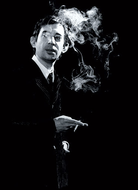 O ator Eric Elmosnino vive Serge Gainsbourg no cinema; cartaz foi proibido por trazer aluso ao cigarro