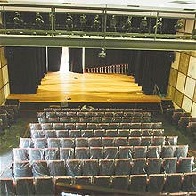 Plateia e palco do teatro Cacilda Becker
