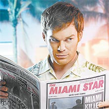 Michael C. Hall interpreta Dexter, que trabalha na polícia durante o dia e vira matador à noite