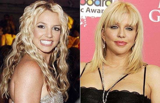 As cantoras Britney Spears ( esquerda) e Courtney Love ( direita); ex de Kurt Cobain sugeriu no Facebook que a princesinha do pop foi molestada pelo pai