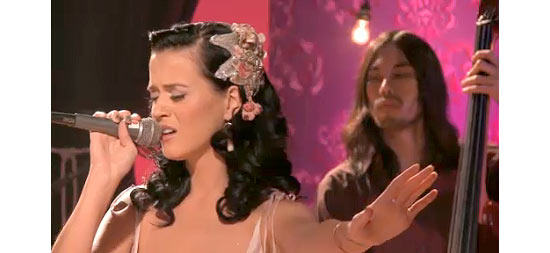 Katy Perry lidera parada britânica de singles pela segunda semana consecutiva