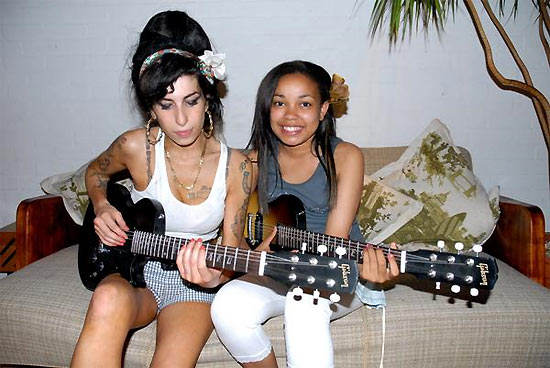 A britnica Amy Winehouse, que morreu em julho, com a afilhada, a cantora de soul Dionne Bromfield