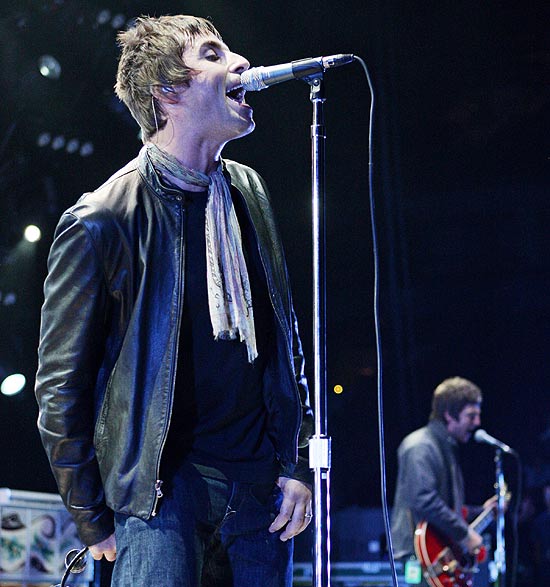 O cantor Liam Gallagher, com o irmo Noel ao fundo; banda poder continuar se chamando Oasis
