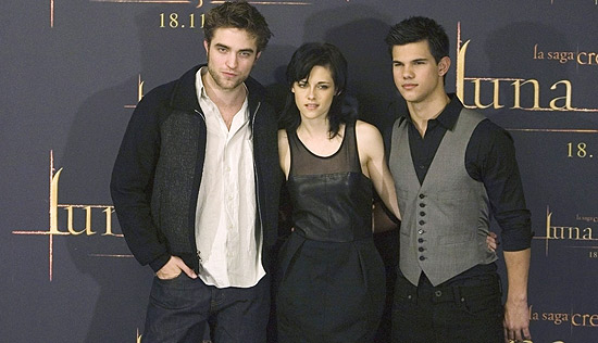 Os atores Robert Pattinson (esq.), Kristen Stewart and Taylor Lautner, de "Crepúsculo"; último filme da saga pode ser dividido em dois