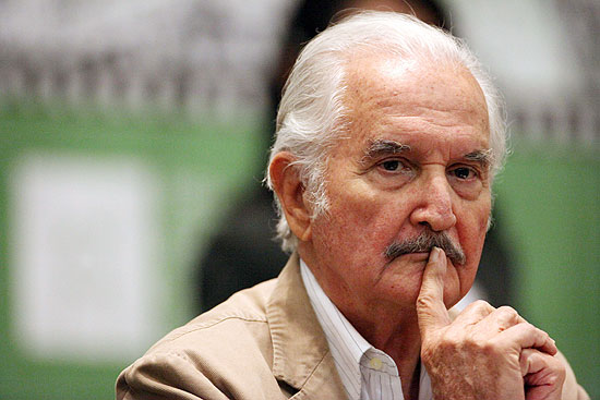 O escritor Carlos Fuentes durante a apresentao de seu novo livro em feira em Guadalajara, no sbado passado