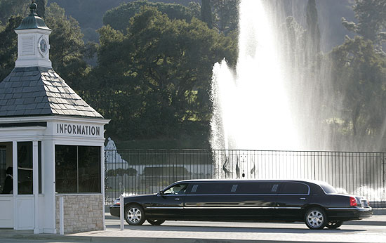 Limusine chega com convidados do funeral de Brittany Murphy no Forest Lawn Memorial Park, em Los Angeles