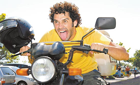 Baldasserini brinca em moto emprestada no meio da rua por um motoboy