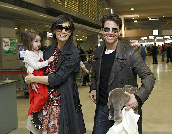 Katie Holmes e Tom Cruise, com a filha Suri, que ganhou seu primeiro cartão de crédito aos 4 anos