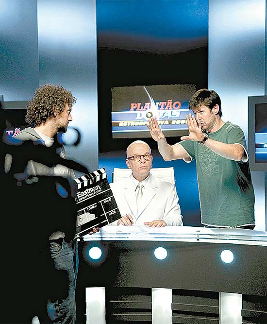 O apresentador Marcelo Tas troca terno preto de "CQC" pelo branco, no Cartoon Network