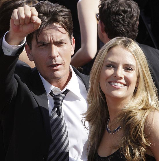 O ator Charlie Sheen e Brooke Mueller em evento de premiação em setembro de 2007