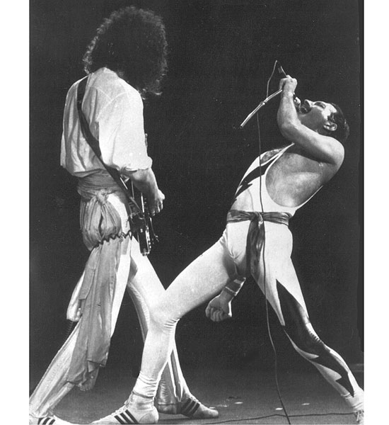 O vocalista Freddie Mercury (dir.) e o guitarrista Brian May durante show do Queen no Rock in Rio