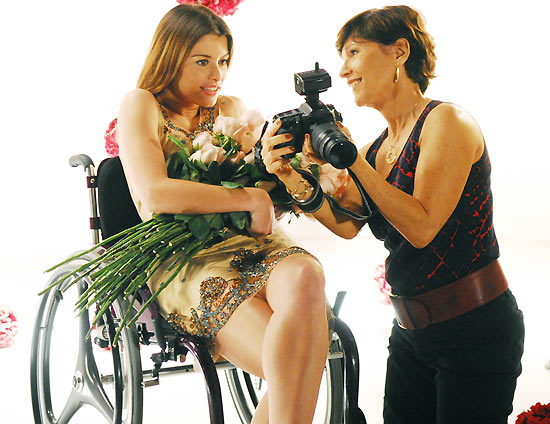 As atrizes Alinne Moraes e Natália do Vale em cena de "Viver a Vida"; personagem tetraplégica vai engravidar