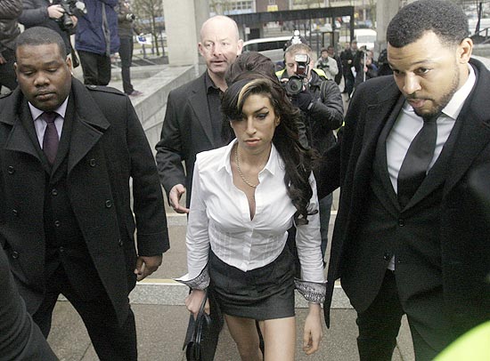 Cantora Amy Winehouse chega a tribunal para responder a acusação de agressão em janeiro de 2010
