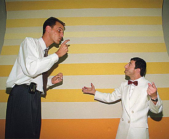 Rodolfo Carlos de Almeida e seu parceiro, o "ET" Cludio Chirinian, durante gravao do programa "Ratinho Livre"