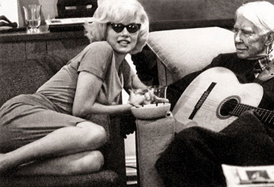 Marilyn Monroe e o poeta Carl Sandburg em foto realizada em 1961