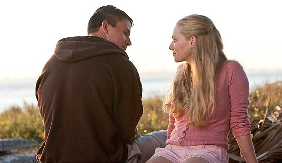 Os atores Channing Tatum e Amanda Seyfried em cena do filme &quot;Dear John&quot;, que desbancou &quot;Avatar&quot; na estreia