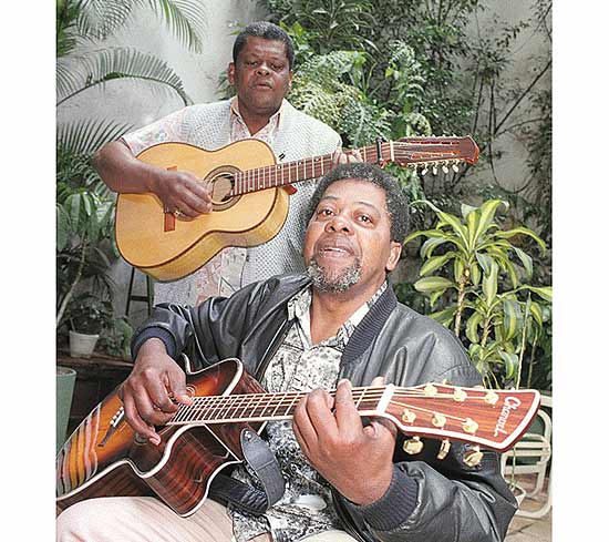 Os cantores Pena Branca e Xavantinho; Pena Branca (ao fundo) morreu ontem, aos 70 anos