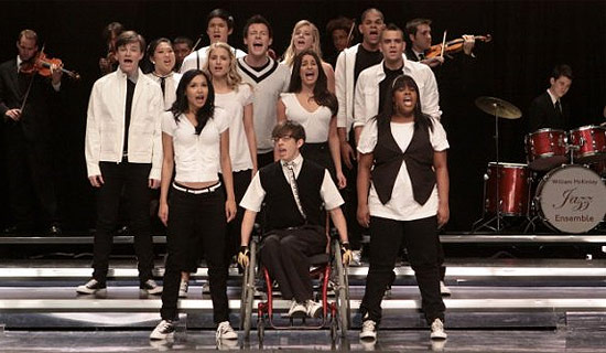 O 
elenco de "Glee", numa das apresentações musicais do programa;
 Com 13 episódios, série já está na 2ª trilha sonora