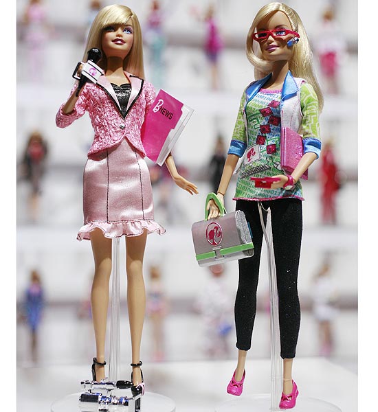 As bonecas Barbie em suas novas profisses, apresentadora de TV e engenheira da computao