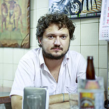 O poeta Fabrício Corsaletti, no bar que escolheu para ser entrevistado, na Liberdade