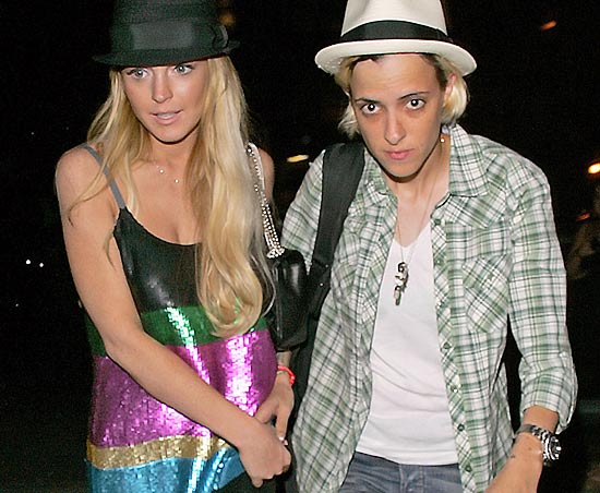Lindsay Lohan (à esq.) afirmou que a ex-namorda, a DJ Samantha Ronson, cuspiu em sua cara numa festa de aniversário