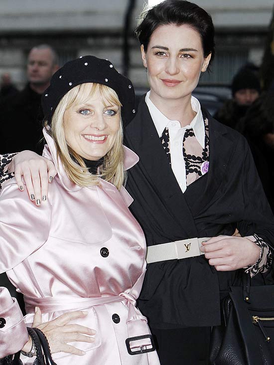 As modelos Twiggy e Erin O'Connor chegam para o desfile da Burberry em Londres