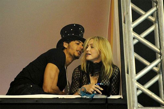 Popstar Madonna  vista aos chamegos com o modelo e DJ Jesus Luz na Marqus de Sapuca no carnaval do Rio