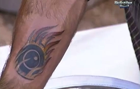 Durante a festa deste sbado no "BBB10", Marcelo Dourado fez uma tatuagem com o smbolo do programa