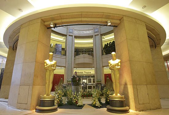 Esttuas do Oscar so posicionadas em frente ao Kodak Theatre em maro de 2010