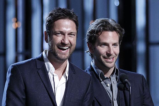 Os atores Gerard Butler e Bradley Cooper, que apresentam categoria do Oscar, realizam ensaio da festa em Los Angeles
