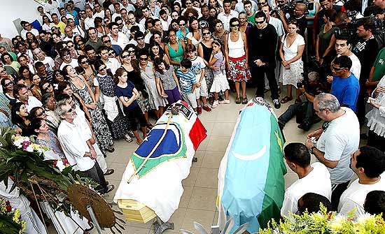 Familiares e amigos se despedem do cartunista Glauco e de seu filho
 Raoni no cemitério Gethsêmani Anhanguera