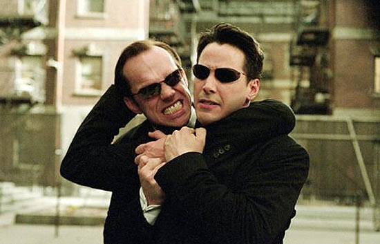 O ator Hugo Weaving, na pele do agente Smith, em cena de "Matrix Reloaded com Keanu Reeves