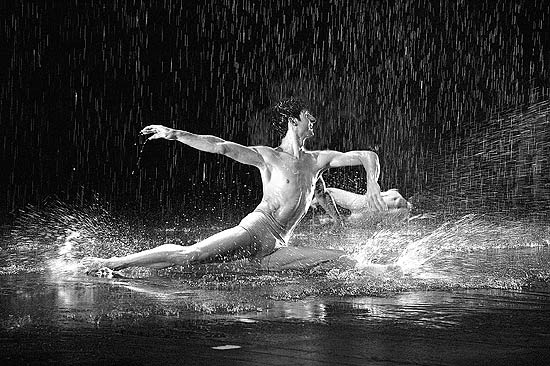 O  bailarino Everson Besbat, do Balé Guaíra, dança na chuva em cena do  espetáculo "Segundo Sopro", de Roseli Rodrigues