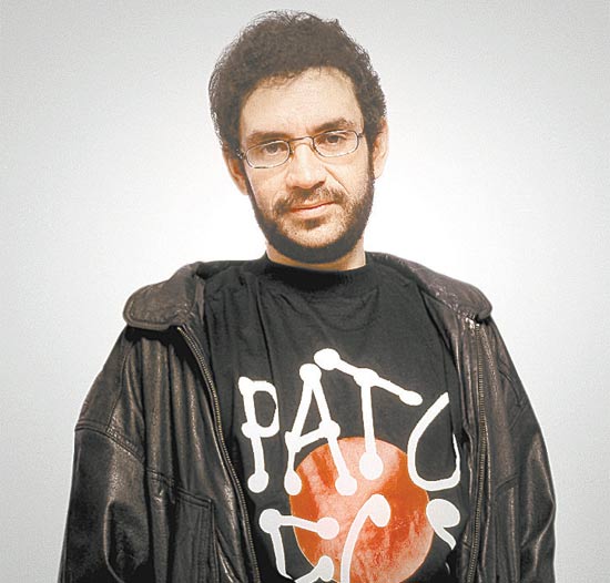 Renato nos anos 90, vestindo camiseta do Pato Fu, banda de Fernanda Takai, de quem ele era f