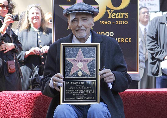 O ator Dennis Hopper, com um machucado na testa, recebeu uma estrela na Calçada da Fama no mês de março
