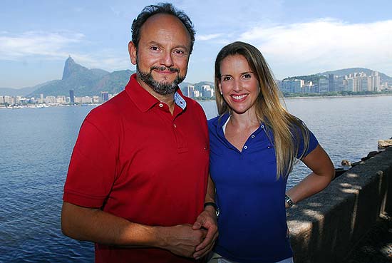 Os jornalistas Ernesto Paglia e Mariana Ferro, durante gravao do programa "Globo Mar", que teve boa estreia no ibope