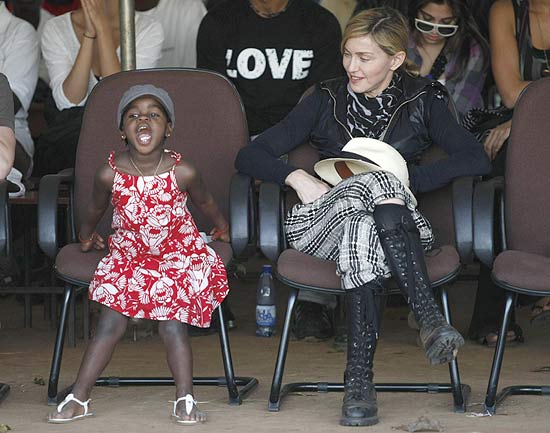 Madonna com a filha adotiva Mercy James no Maláui, onde a cantora está fazendo uma viagem beneficente de sua ONG