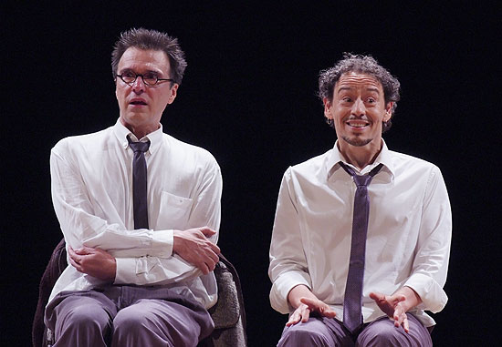 Fernando Eiras ( esq.) e Emilio de Mello ( dir.) em cena de "In on It", que fica em cartaz no Teatro Jaragu