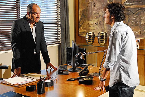 Ricardo (Humberto Martins) discute com Daniel (Jayme Matarazzo) em cena da novela "Escrito nas Estrelas"