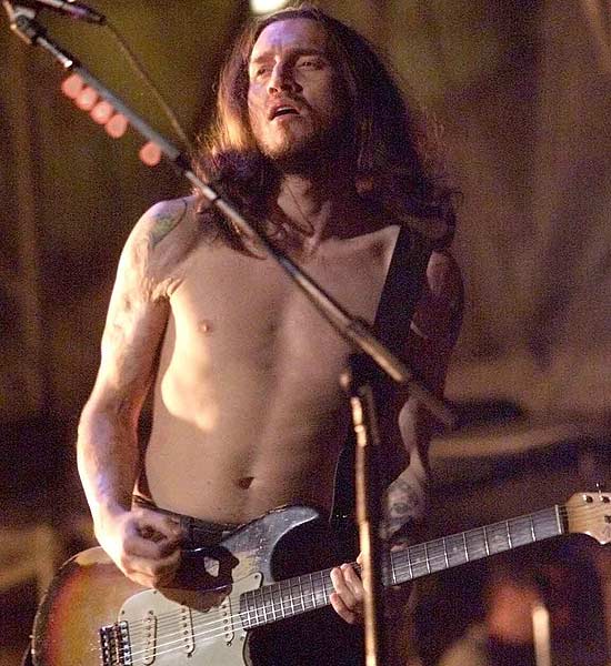 Texto: Música: o guitarrista John Frusciante durante show da banda Red Hot Chili Peppers, no estádio do Pacaembu, em São Paulo - SP. (São Paulo, SP, 12.10.2002. Foto de Ernesto Rodrigues/Folha Imagem. Digital)