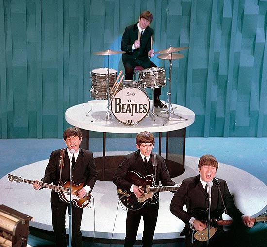 Beatles durante apresentação no "Ed Sullivan Show", em Nova York (EUA), no mesmo ano em que ocorreu o vídeo da Apple