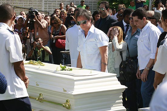 Roberto Carlos diante do caixão de sua mãe, Lady Laura