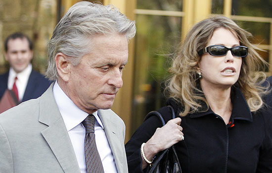 O ator Michael Douglas e sua ex-mulher Diandra Douglas, me de Cameron, na sada do tribunal, aps saber da condenao do filho